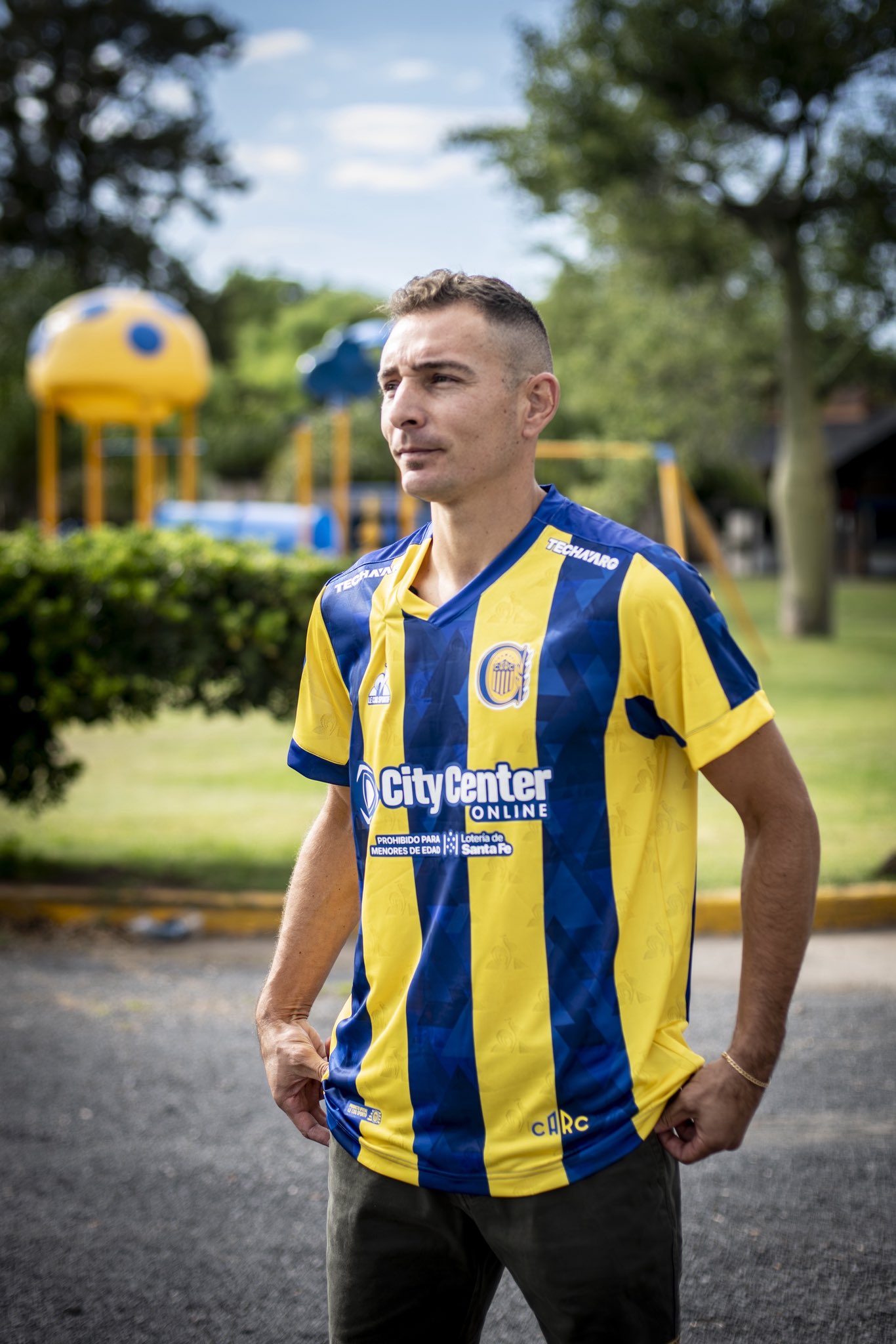 Marco posando con la camiseta. Foto: Rosario Central