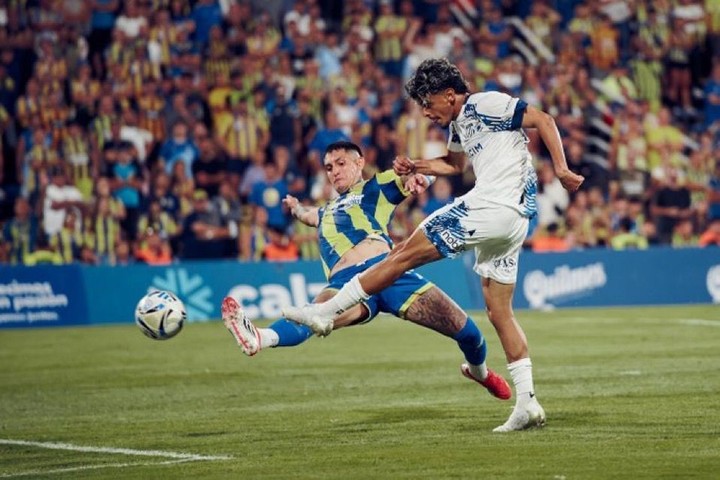 Ronaldo Martínez convirtiendo el gol de la victoria.